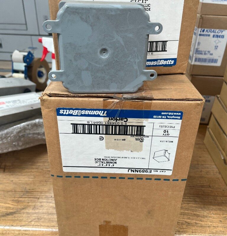 Thomas & Betts E989NNJ Carlon 4x4x2 NEMA 4X/6P Non-Metallic Junction Box (E989NNJ)